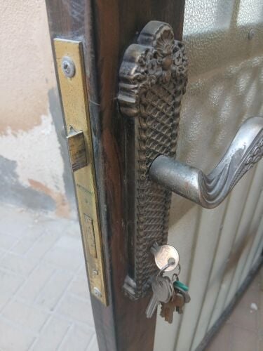 تركيب وصيانة الأبواب والاقفال وفت