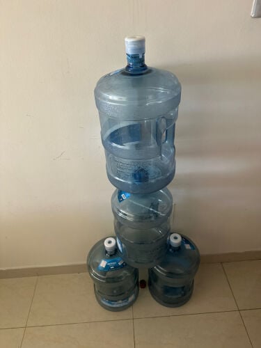 اربع عبوات مياه