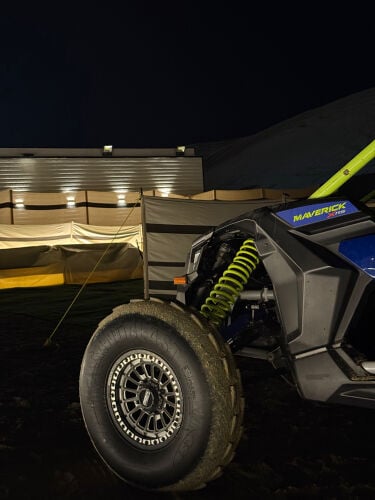 عليها جميع الاكسسوارات و عليها انتركم و أربع سماعات السعر 125000 و قابل 