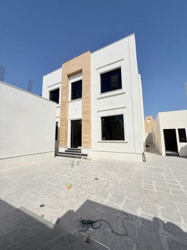 للبيع فيلًا فخمة بام صلال على 