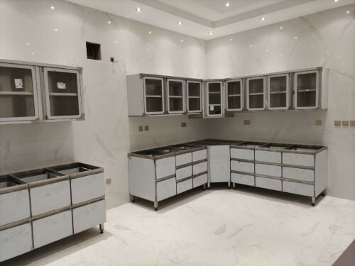 مطبخ مجهز بالكامل من الفولاذ