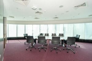 مكتب مفروش بالكامل مع الفواتير