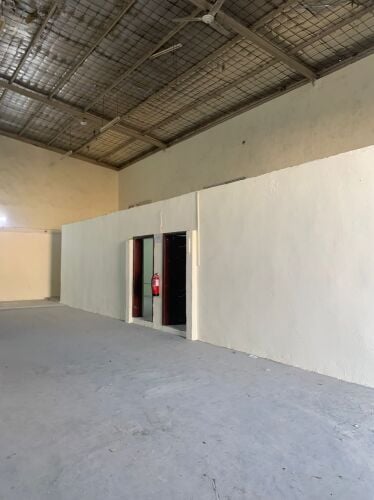 250 sqm Store in industrial area