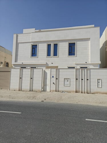 للبيع فيلا الخور مؤجره ١٧ الف 