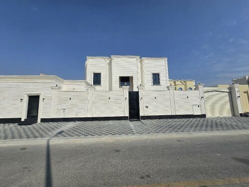 فيلا كبيرة  فخمة بام قرن للبيع