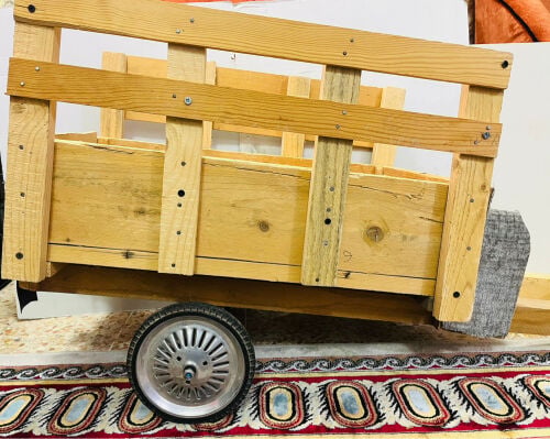 مجسم عربة خشبية مصنوعة يدويًا