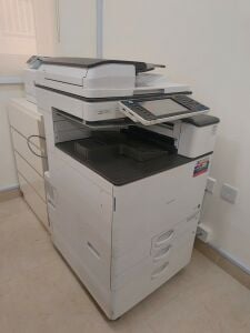 طابعة و آلة تصوير ألوان