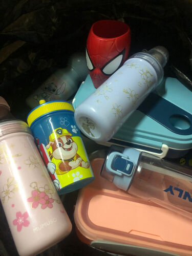 مطارات مياة وحافظات طعام للمدرسة