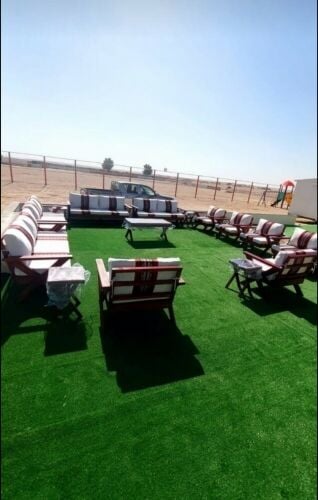 كراسى خشب وطاولات