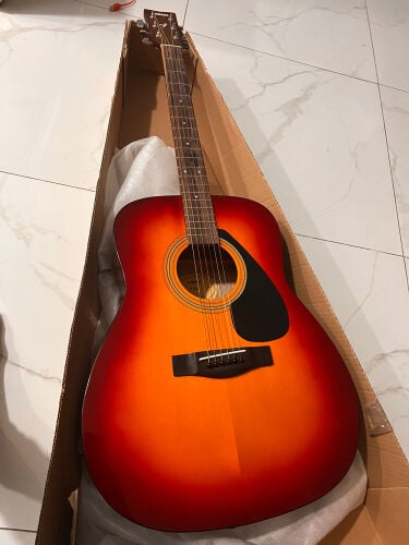 YAMAHA ACOUSTIC GUITAR 