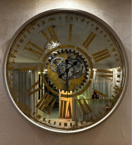 ساعة مرآة ملكية بتصميم التروس