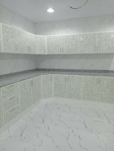 خزائن المطبخ ونوافذ الأبواب