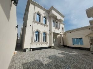 فيلا فاخرة 8 غرف للبيع في الوكير