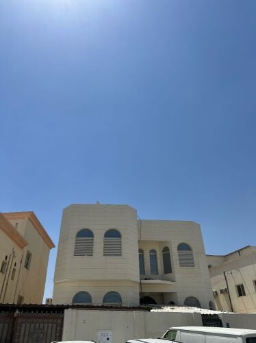 للبيع فيلا في معيذر مؤجرة