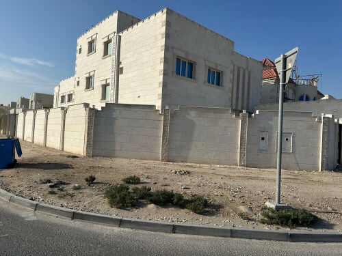 للبيع فيلًا بالصخامة واجهات حجر 