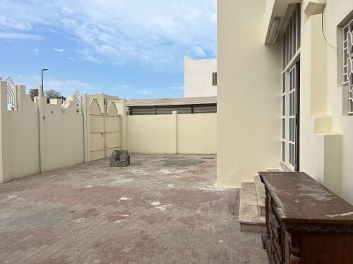 villa for rent in Al-Kharitiyat 