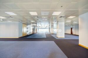 مكتب مجهز بالكامل ومساحة