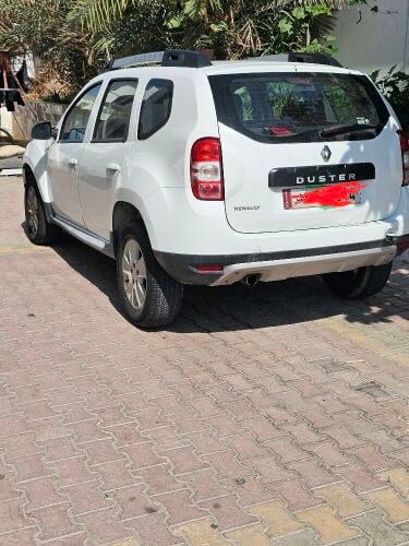 Duster 2015 white color for sale.