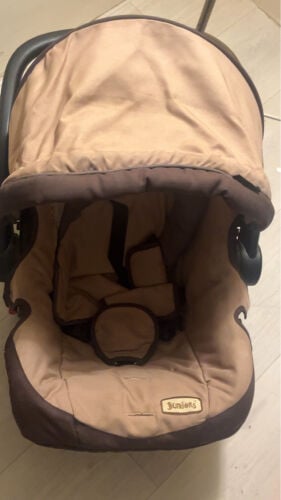 كرسي سيارة للأطفال 