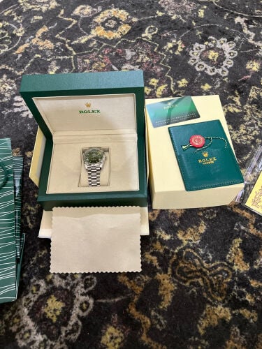 ساعة رولكس شاريها من هونج كونج 