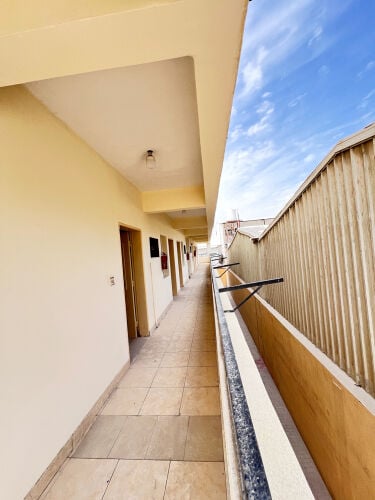 للايجار مبني 23 غرفه ومخزن