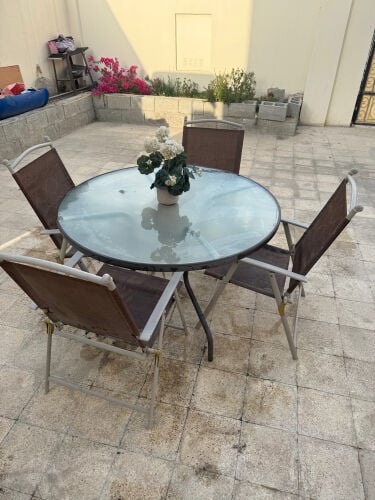 طاولة و 4 كراسي للحديقة 
