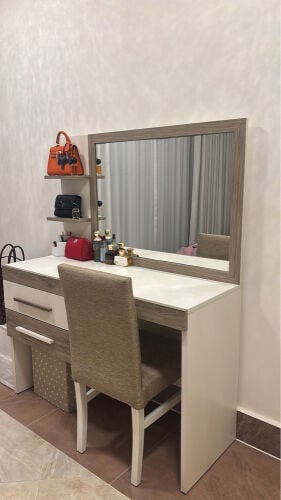 طاولة تسريحة مع كرسي