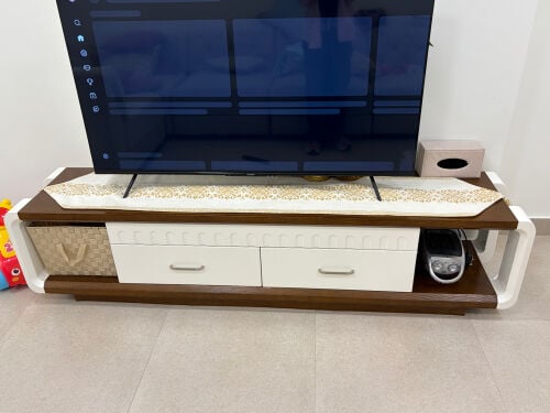 طاولة تلفاز بحالة ممتازة