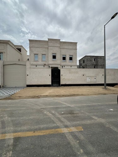 للبيع فيلا في ام قرن. 