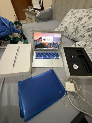 Macbook Air 13 i5 8GB 128GB Silvr