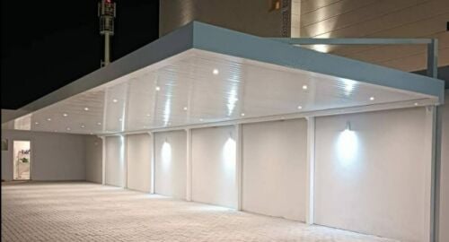 أعمال من الفولاذ والقماش والزجاج.