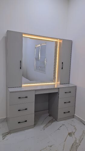 طاولة تزيين بتصميم جديد.