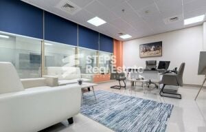 مكتب مقسم بالكامل للإيجار