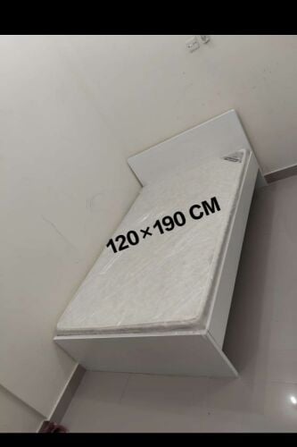 سرير مع فرش