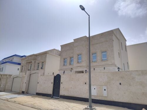 * للبيع فيلا سكنيه جديده بام قرن