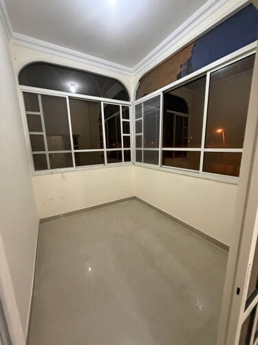 غرفة وصالة مع بلكونة بالثمامة 