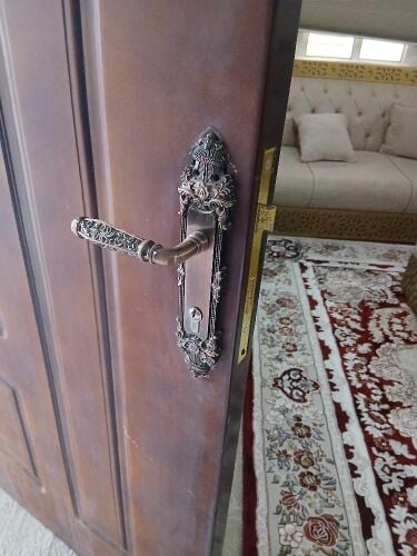 تركيب وصيانة الأبواب والاقفال وفت