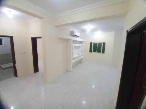 نصف فيلا 3 غرف الغرافه.