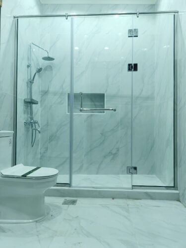 أعمال الألمنيوم والزجاج.