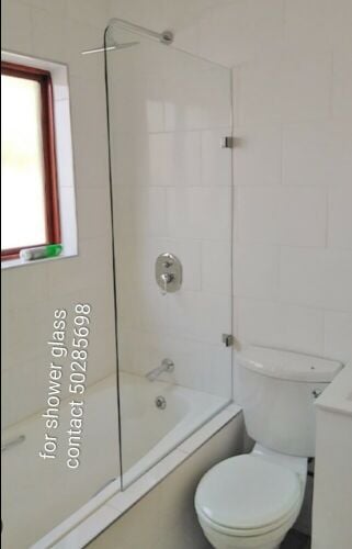 أعمال الألمنيوم والزجاج.