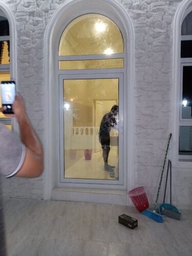 أعمال الألمنيوم والزجاج.