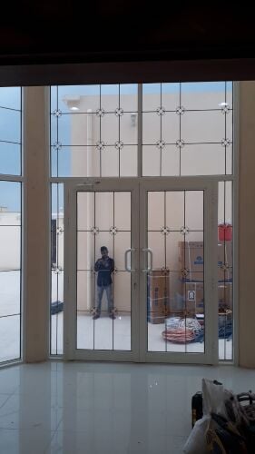 أعمال الألمنيوم والزجاج.