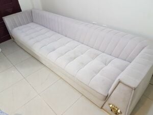 أريكة تتسع لسبعة أشخاص