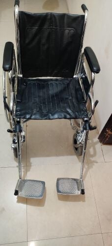 كرسي طبي ومشاية بحالة ممتازة