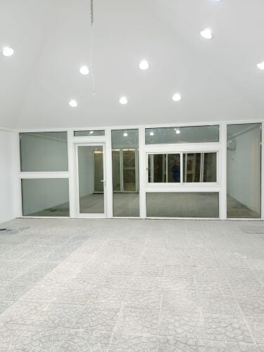 أعمال الألمنيوم والزجاج.