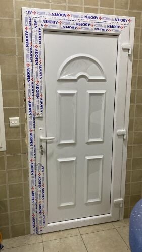 أعمال الألمنيوم والزجاج.