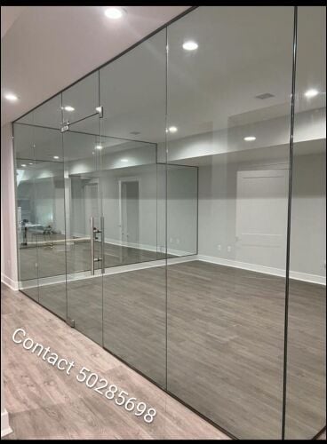 أعمال الألمنيوم والزجاج.