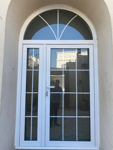 أعمال الألمنيوم والزجاج.