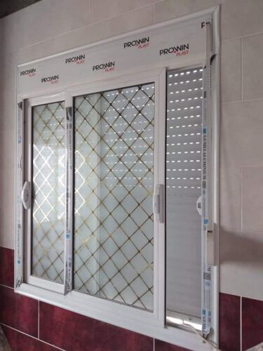 أعمال الألمنيوم والزجاج.