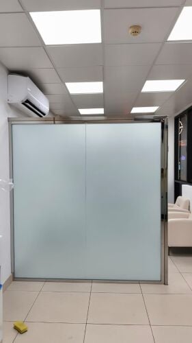 أعمال الألمنيوم والزجاج.